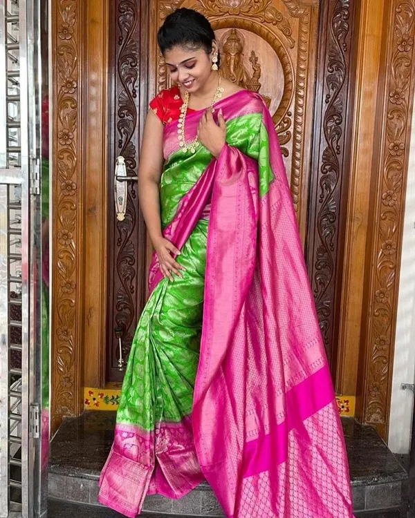 Green_Embellished_Banarasi_Jacquard_Saree_(Green)